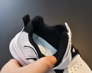 Détail de la semelle intérieure en mesh respirant et du cuir des baskets pour enfants