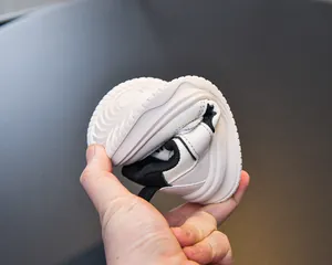 Détail de la semelle souple et flexible des baskets pour enfants et tout-petits