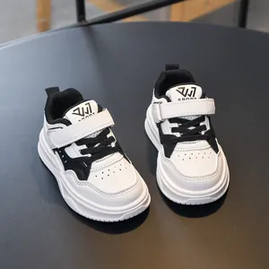 Baskets pour enfants en cuir synthétique noir et blanc avec attaches velcro