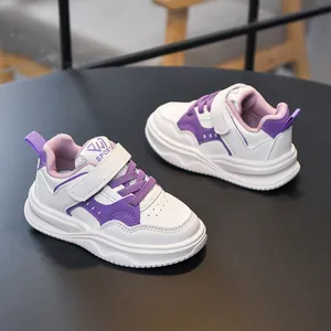 Baskets pour enfants en cuir blanc avec détails violets et brides velcro