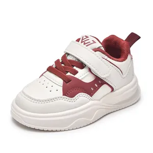 Baskets pour enfants en similicuir blanc et bordeaux avec bandes velcro et semelle souple