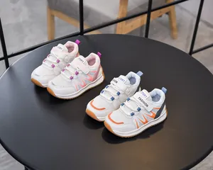 Λεπτομέρεια παιδικών sneakers από δίχτυ και δέρμα με βέλκρο σε ροζ και μπλε