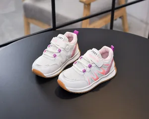 Λεπτομέρεια από ροζ και λευκά παιδικά sneakers με αντιολισθητική σόλα από καουτσούκ
