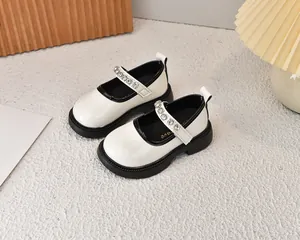 Detalle de Mary Janes crema para niña con hebilla de pedrería y suela de goma para eventos formales