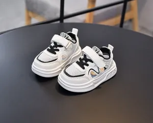 Detail of children's breathable mesh sneakers with hook-and-loop straps and 1987 sport tag