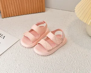 Dettaglio di sandali rosa per bambini con cinturini in velcro regolabili e suola spessa flessibile