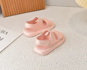 Dettagli di sandali rosa per bambini con cinturini in velcro e suole morbide antiscivolo