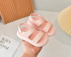 Dettaglio di sandali rosa per bambine con doppio velcro e suola morbida per l'estate