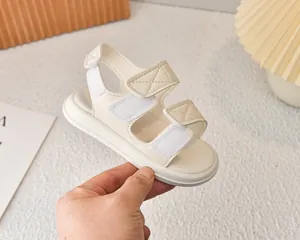 Dettaglio di sandali crema per bambini con doppio velcro e trama in morbida pelle