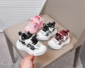 Dettaglio di quattro varianti colore di sneakers in mesh per bambini con punta protettiva