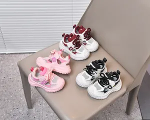 Dettaglio di sandali per bambini in mesh traspirante con velcro e suole antiscivolo