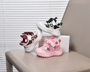 Dettaglio dei sandali in rete traspirante per bambini con design traforato e suola spessa