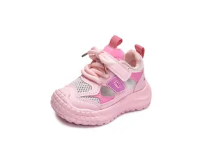 Dettaglio delle scarpe da ginnastica rosa in rete per bambini con punta rinforzata e velcro