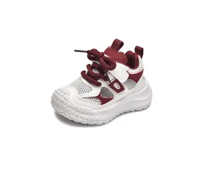 Dettagli di scarpe mesh per bambini con tessuto traspirante e suola in gomma antiscivolo