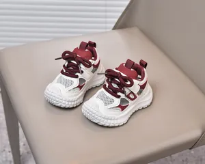 Dettaglio di sandali sportivi traspiranti per bambini con accenti bordeaux e punta protetta
