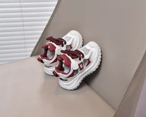Dettaglio dei sandali per bambini in mesh traspirante e pelle sintetica, bianco e bordeaux