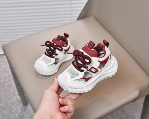 Dettaglio di sandali sportivi per bambini in mesh traspirante con inserti bordeaux