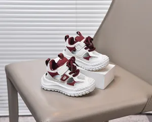 Dettaglio dei sandali per bambini bianchi e bordeaux con velcro e pannelli a rete traspiranti