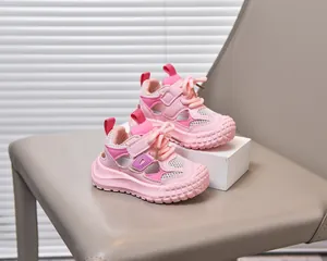 Dettaglio di sandali sportivi rosa per bambini con mesh traspirante e suola antiscivolo