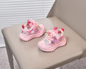 Dettaglio dei sandali sportivi rosa traspiranti per bambini con velcro e punta chiusa