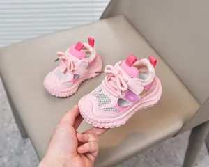 Dettaglio dei sandali sportivi rosa per bambini con mesh traspirante e punta chiusa protettiva