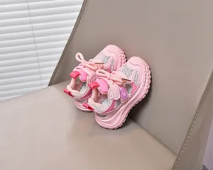 Dettaglio di sneaker in mesh rosa traspirante per bambini con chiusura a strappo