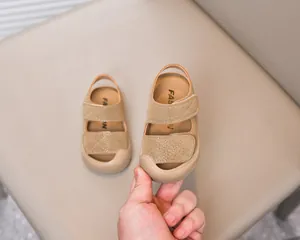 Detail of baby closed-toe sandals with dual velcro straps and anti-collision toe cap