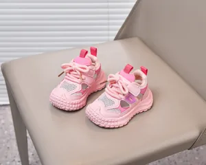 Vista dettagliata del tessuto a rete rosa traspirante e del velcro sui sandali per bambini