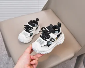 Dettaglio della tomaia in mesh traspirante e inserti in pelle sui sandali per bambini