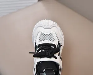 Dettaglio delle cuciture in mesh traspirante e finta pelle su sandali sportivi bianchi