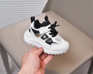 Dettaglio dei sandali sportivi traspiranti per bambini con velcro e suola antiscivolo