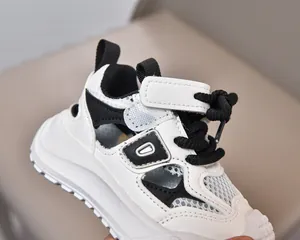 Dettaglio di sandali sportivi bimbi in mesh traspirante con velcro e suola antiscivolo
