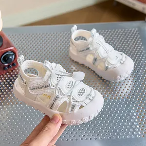 Dettaglio dei sandali bianchi in mesh per bambini con punta protettiva e velcro rapido