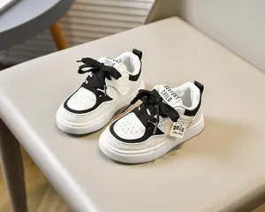 Détails des baskets pour enfants en noir et blanc avec cuir synthétique et aérations