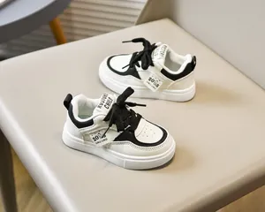 Détail de baskets panda pour enfants en similicuir avec semelles en caoutchouc antidérapantes