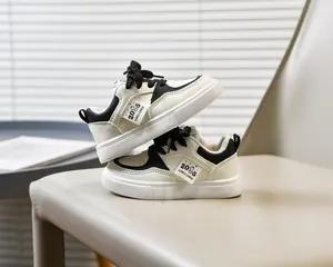 Vue détaillée des baskets pour enfants couleur panda avec étiquette 2025 UNU UNU et lacets