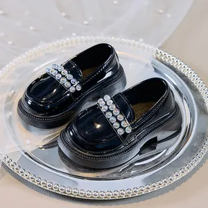 Detail von Mädchen Lackleder-Loafers mit Perlenverzierung auf silbernem Tablett
