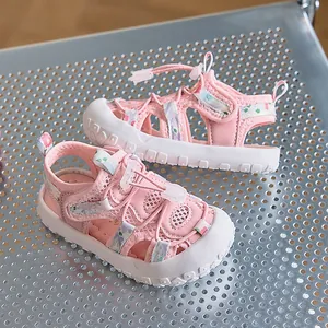 Dettaglio ravvicinato del sandalo sportivo rosa per bambini con punta rinforzata e fiori