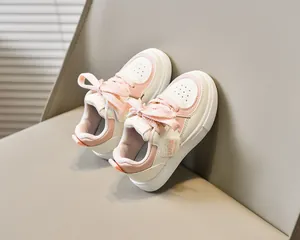Détails des baskets enfant rose et beige avec aérations et texture cuir souple