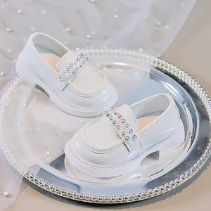Details von weißen Lackleder-Loafers für Mädchen mit bunten Strasssteinen und dicker Sohle