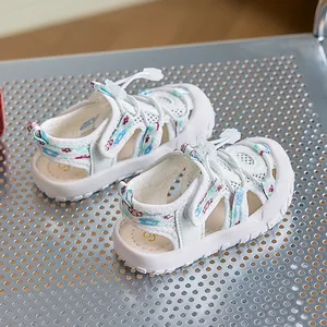 Dettaglio di sandali sportivi bianchi per bambini con mesh traspirante e punta rinforzata