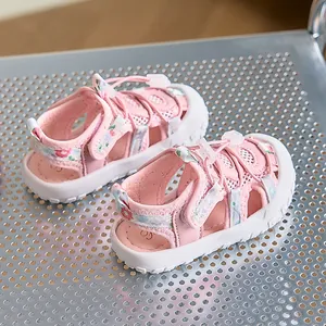 Dettaglio dei sandali rosa per bambini con punta chiusa protettiva e motivi floreali