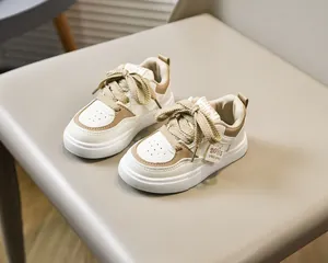 Détail des baskets pour enfants blanches avec patchs kaki et bout perforé respirant