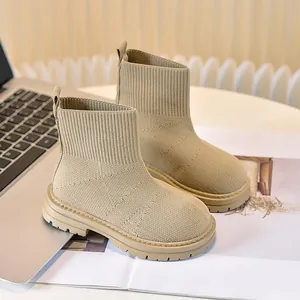 Dettaglio degli stivaletti a calza in maglia kaki per bambini con suole in gomma spessa