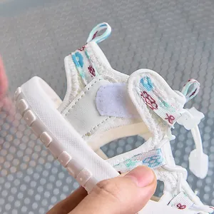 Dettaglio del sandalo sportivo per neonati con mesh traspirante e chiusura in velcro