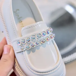 Detailaufnahme weißer Lacklederschuhe für Mädchen mit bunten Regenbogenperlen