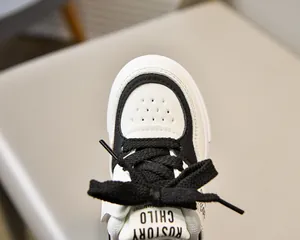 Gros plan de baskets pour enfants avec bout respirant et logo de la marque