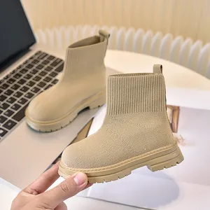 Dettaglio di stivaletti beige in maglia a calzino con suola spessa e trama a costine