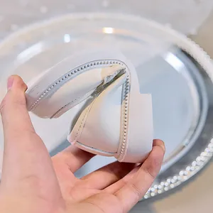 Detail der flexiblen Sohle weißer Kinderschuhe für Mädchen mit hoher Biegsamkeit