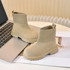 Dettaglio di stivaletti a calza beige per bambini con suole spesse in gomma antiscivolo